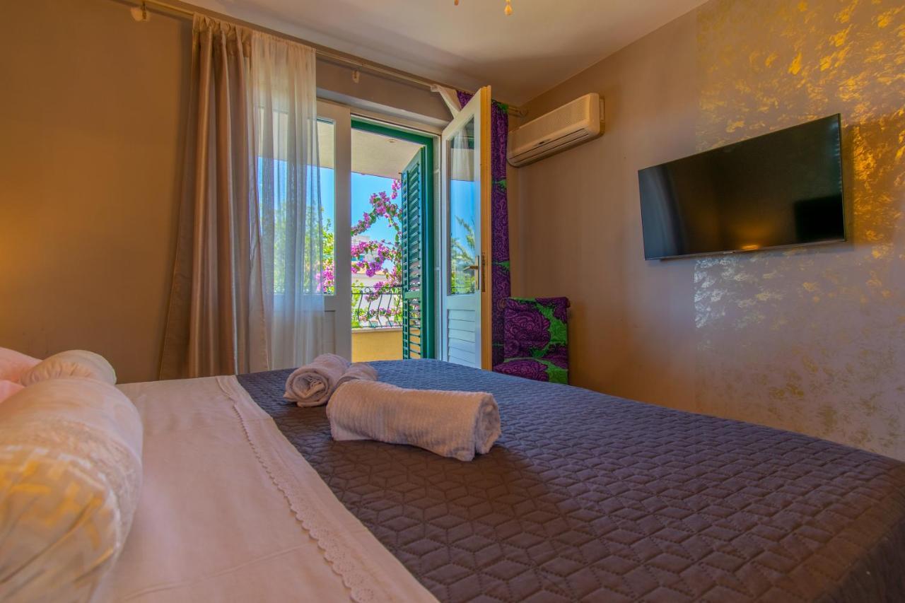 Three-Bedroom Apartment with Balcony,1261085923:JPEG