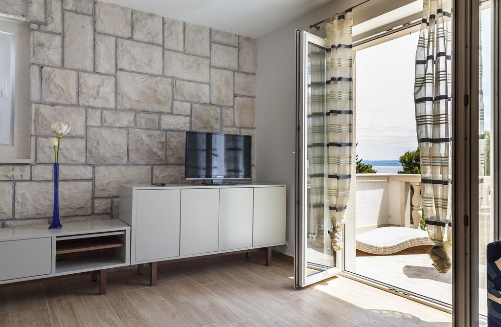 Luxury One-Bedroom Apartment Sea View