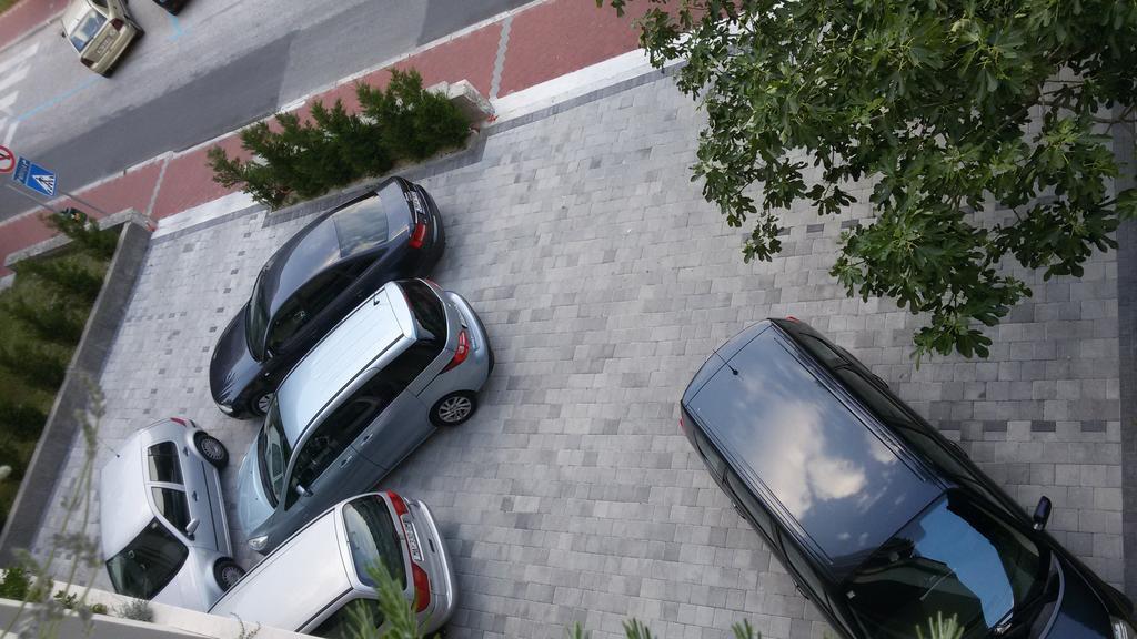 One-Bedroom Apartment,158305872:JPEG