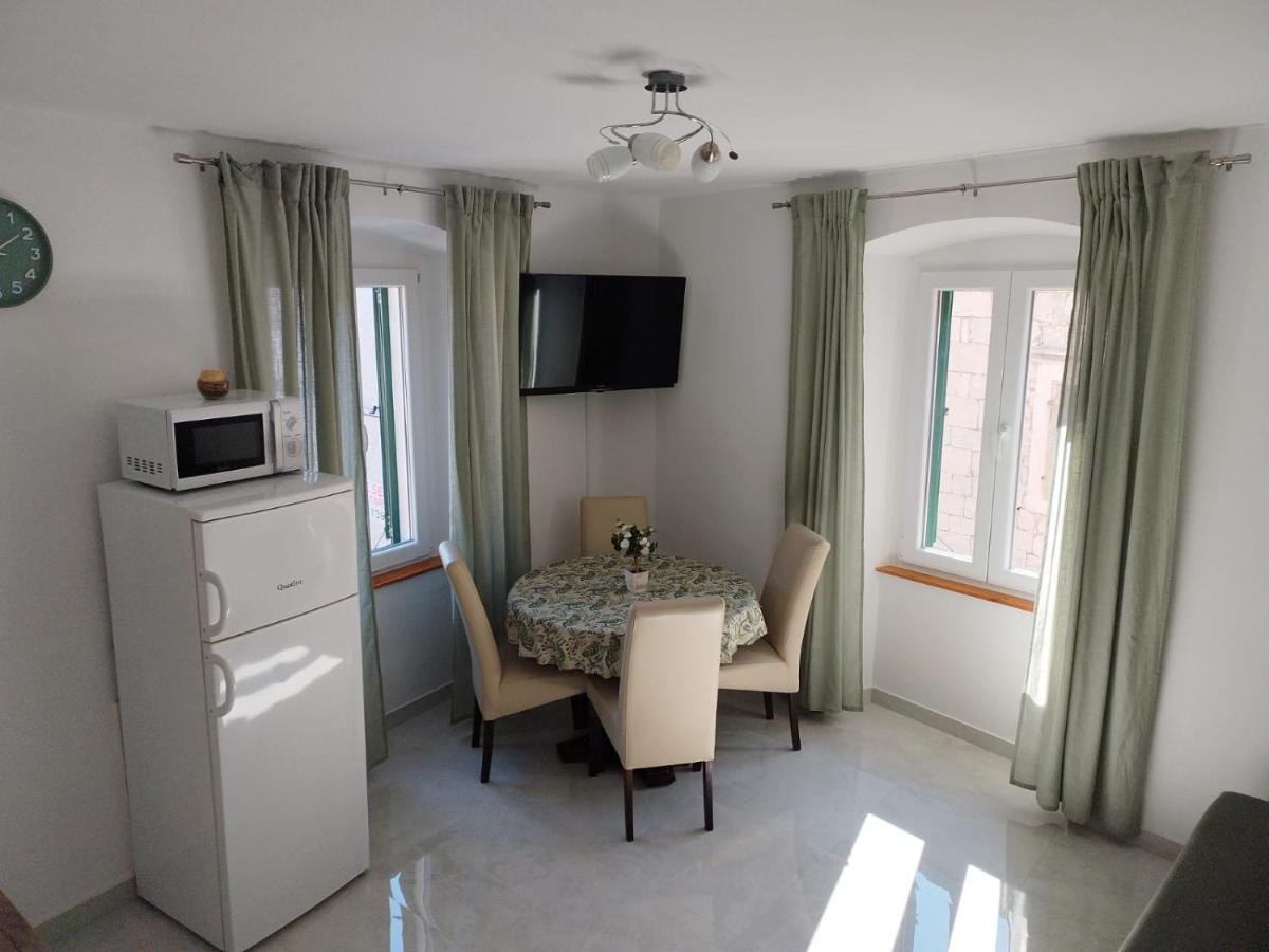 One-Bedroom Apartment,1362863867:JPEG