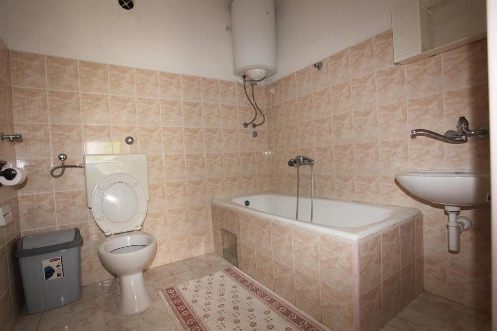 Quarto Triplo com Banheiro Compartilhado e Cozinha Privativa