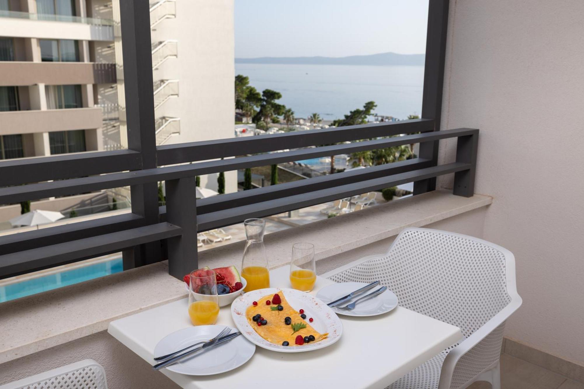 Deluxe One-Bedroom Apartment with Sea Side View