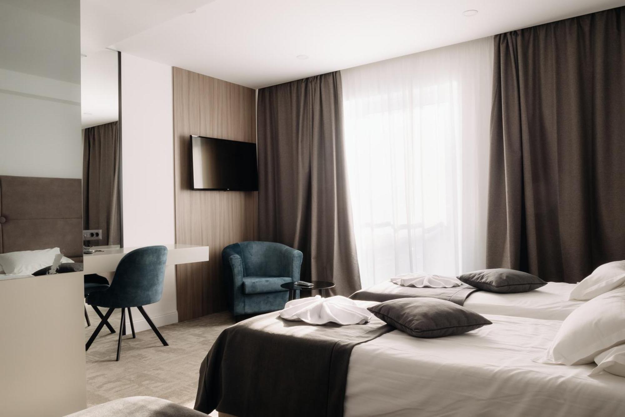 Habitación Triple Deluxe con vistas parciales al mar