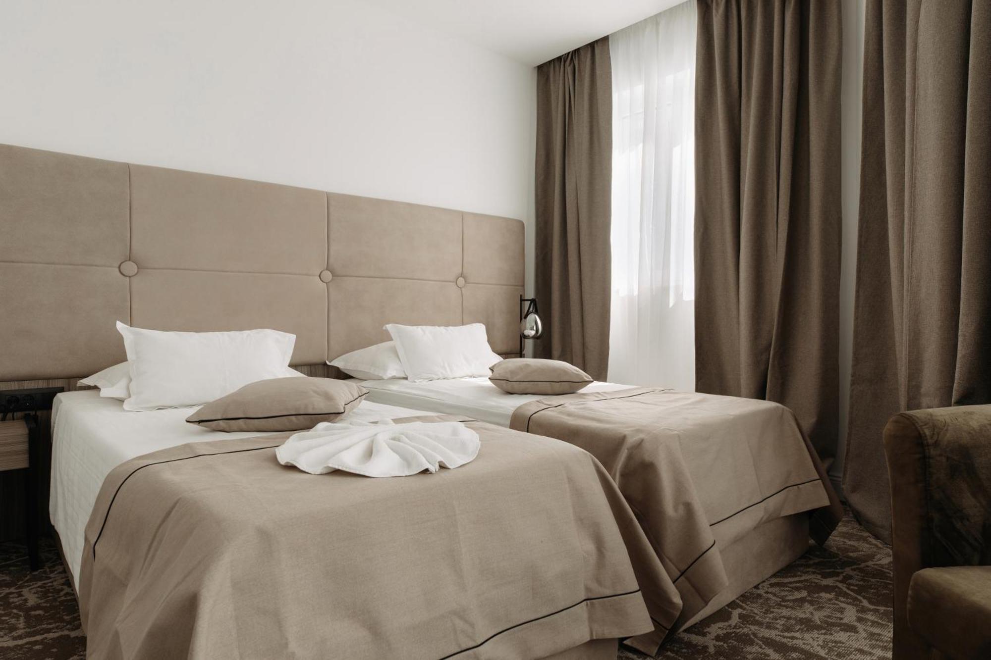 Habitación Doble Deluxe con balcón y vistas parciales al mar
