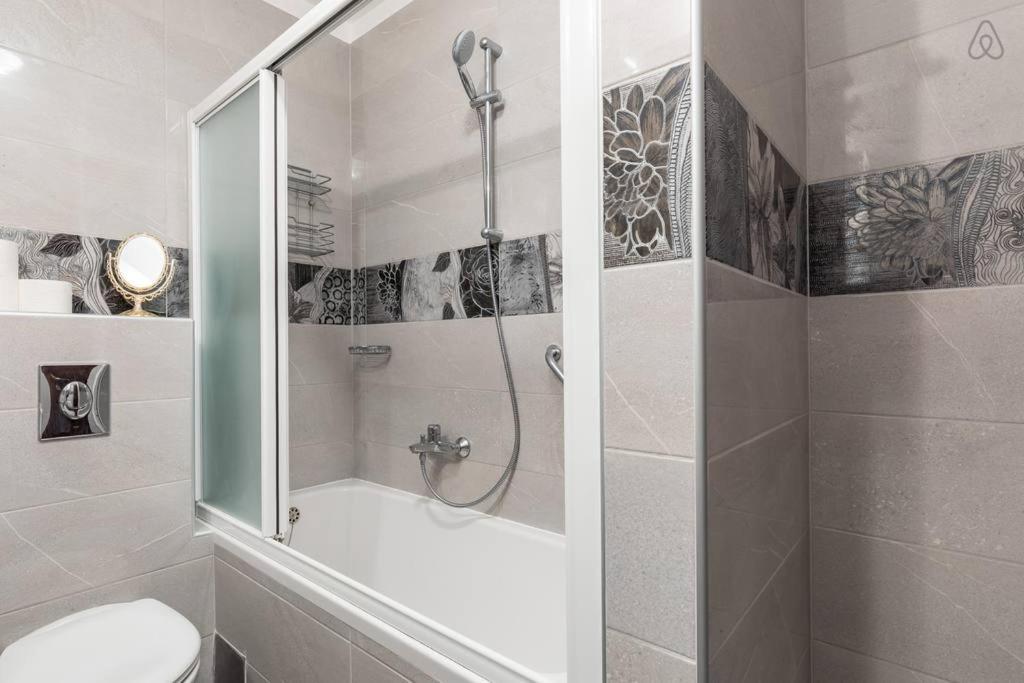Deluxe Double or Twin Room with City View