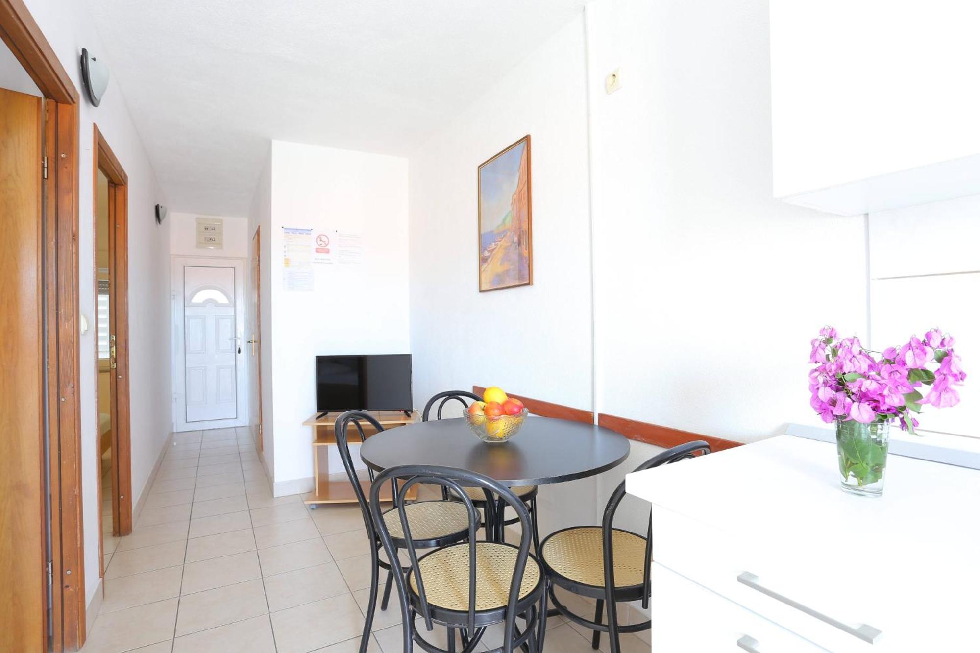 Appartamento con 2 Camere da Letto, Terrazza e Vista Mare