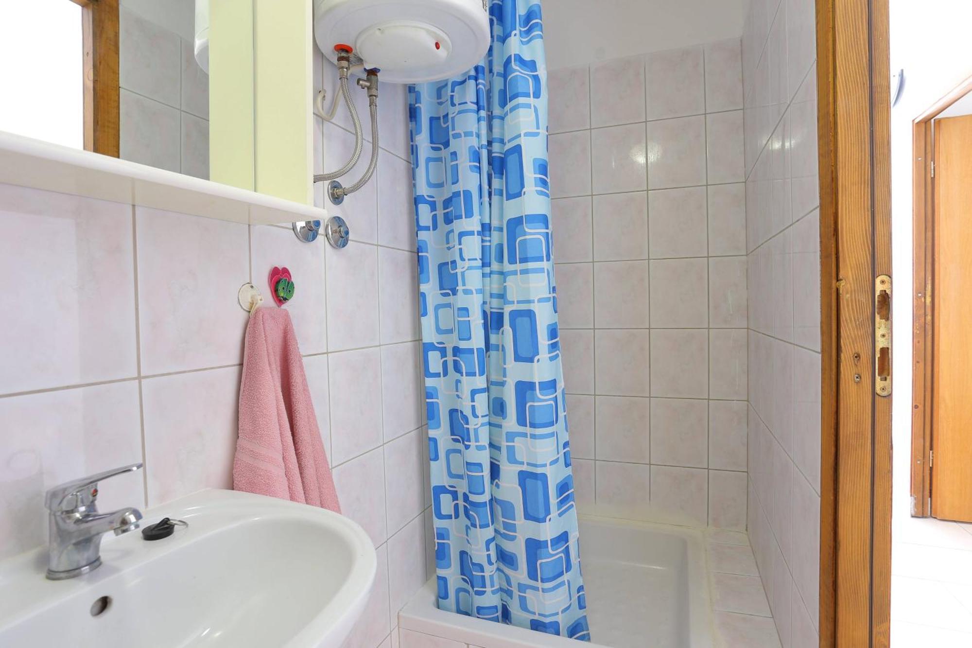 Appartamento con 2 Camere da Letto, Terrazza e Vista Mare