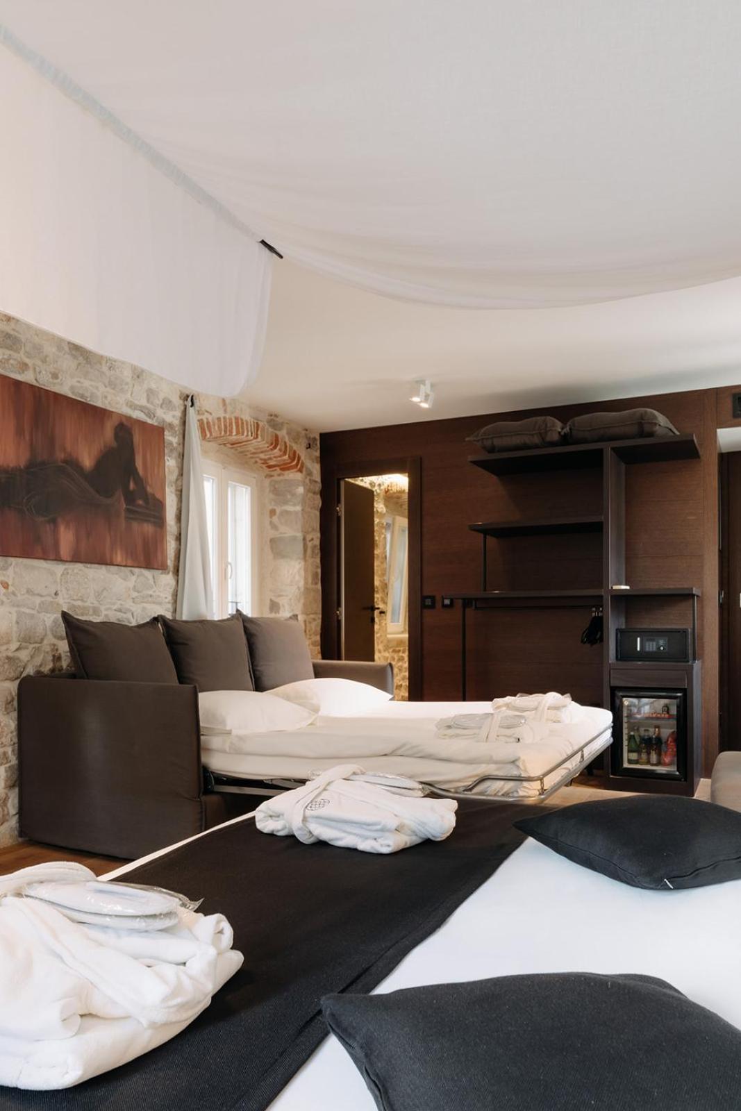 Suite con cama extragrande y vistas al centro histórico