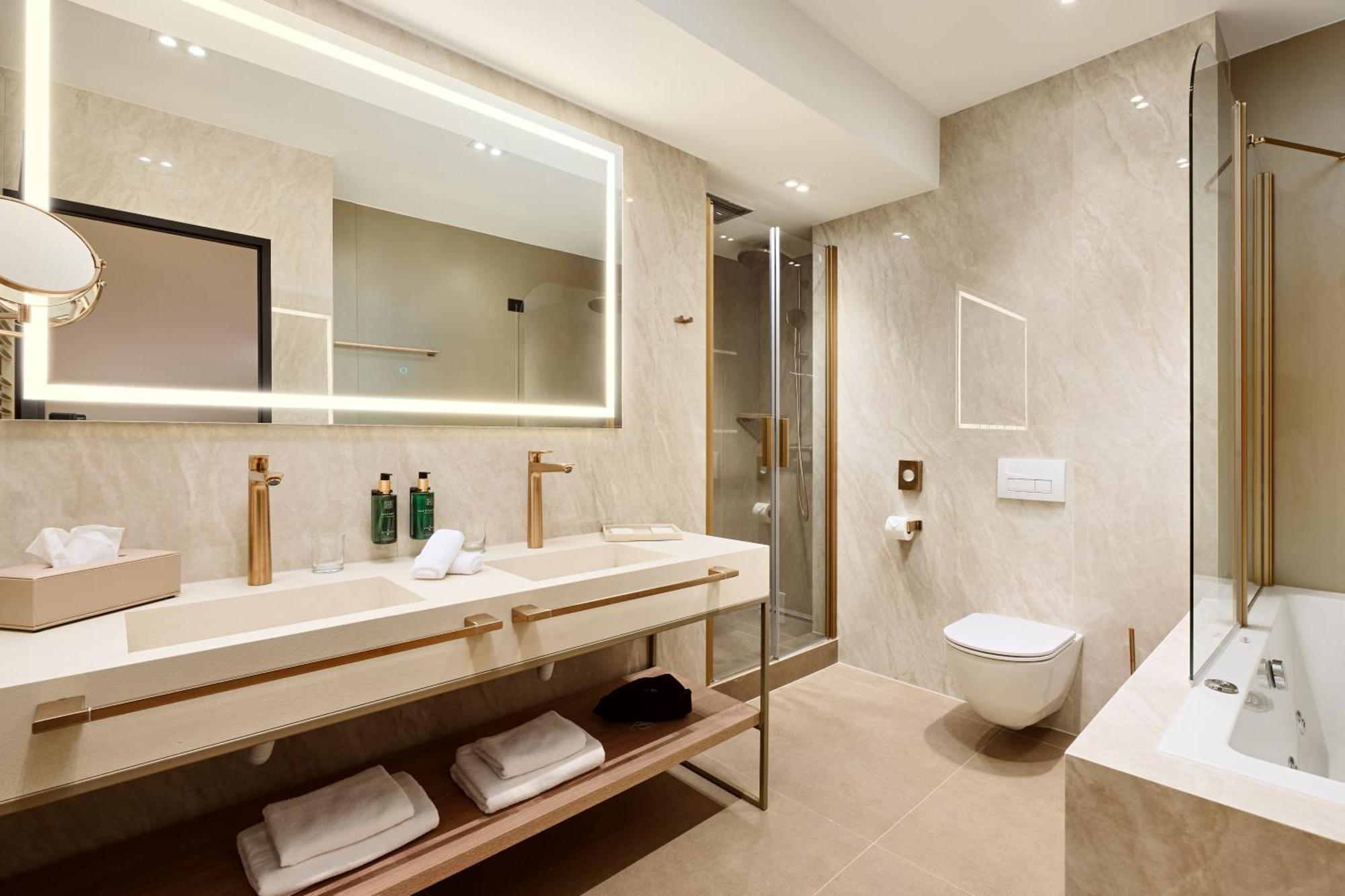 Luxury Suite Balcony Jacuzzi