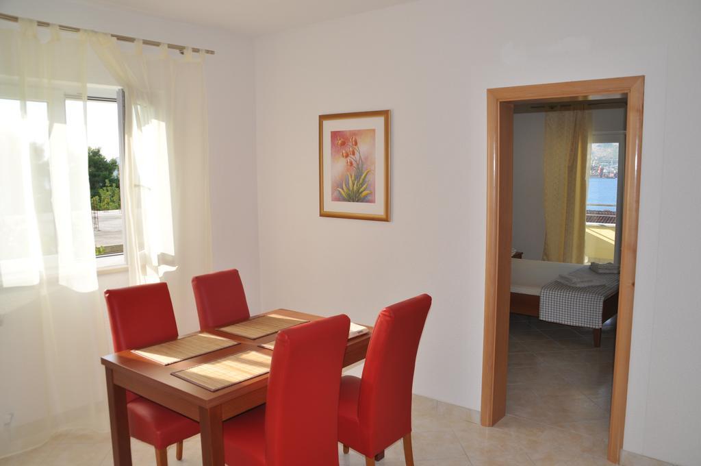 Deluxe One-Bedroom Apartment