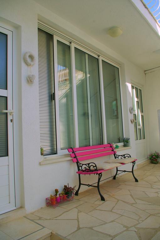 Deluxe One-Bedroom Apartment