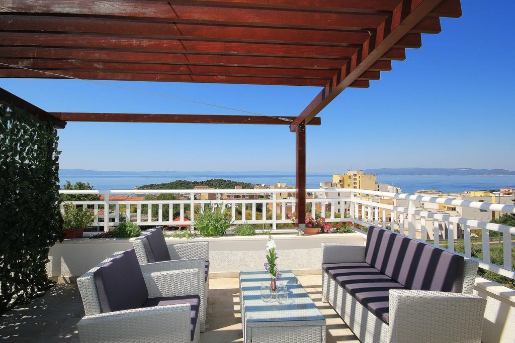 Apartment with Balcony and Sea View