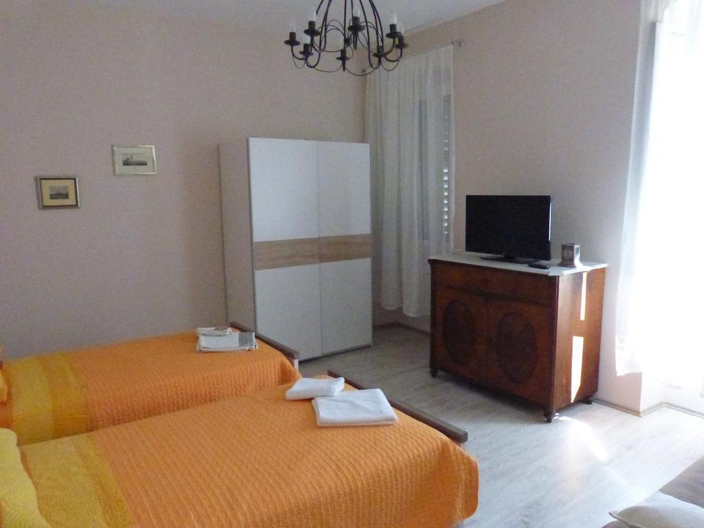 One-Bedroom Apartment,331963474:JPEG