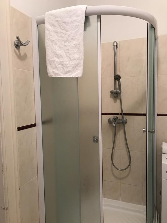 Basic Driepersoonskamer met Gedeelde Badkamer