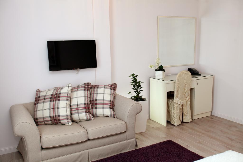 Family Room,399759621:JPEG