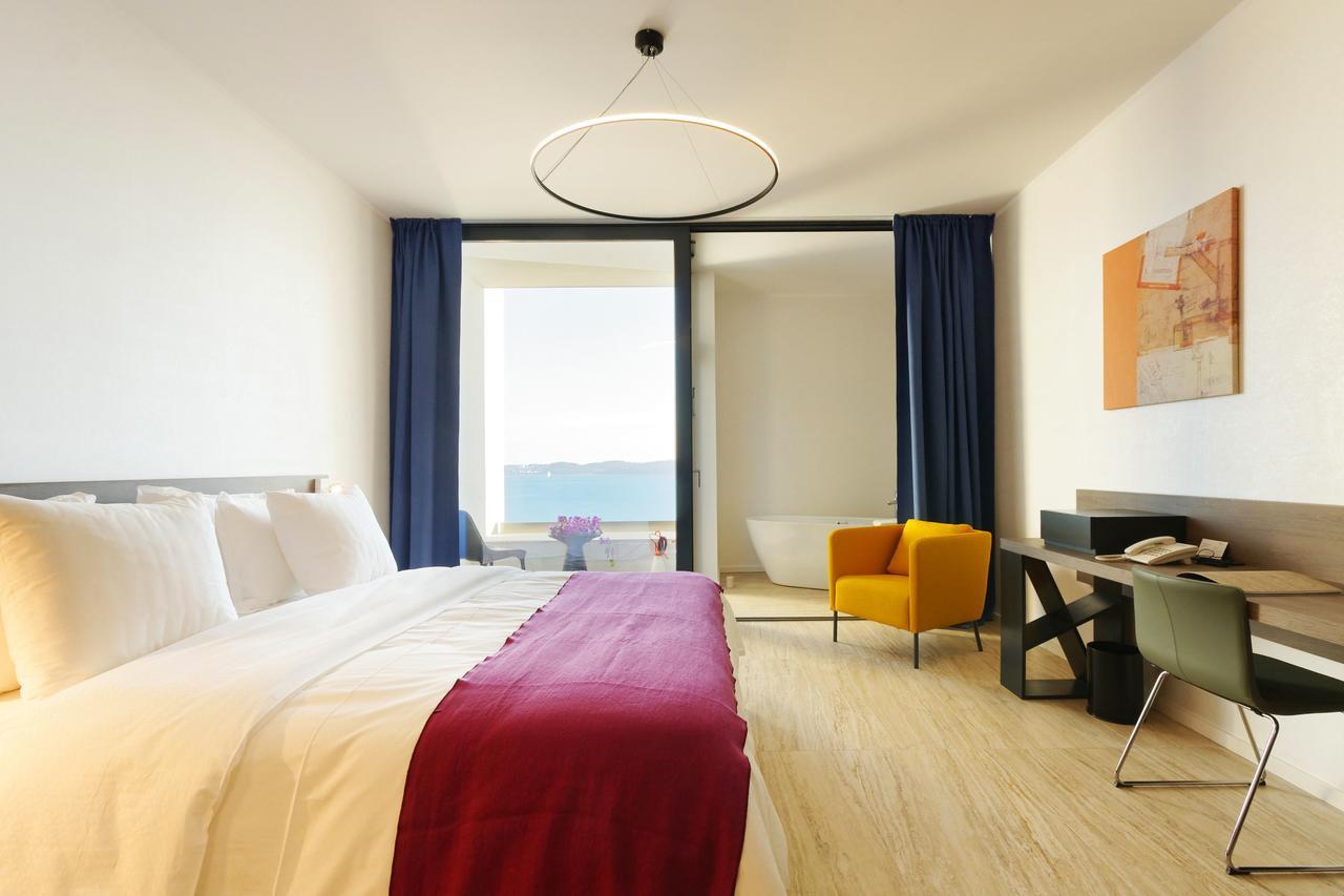 Superior Plus Doppel- oder Zweibettzimmer mit Balkon und Meerblick