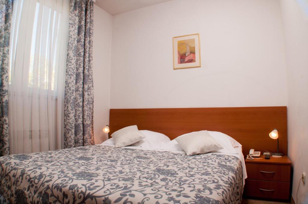Doppel- oder Zweibettzimmer