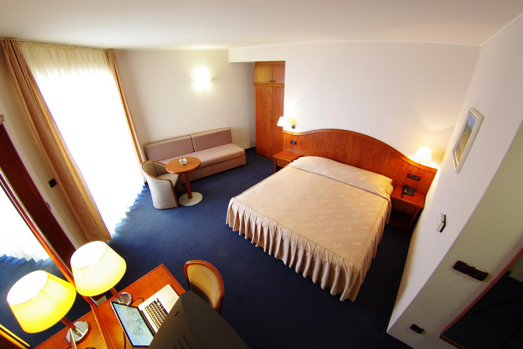 Zweibettzimmer mit Balkon und Parkblick
