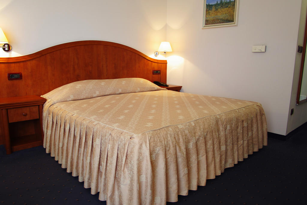Zweibettzimmer mit Balkon und Meerblick