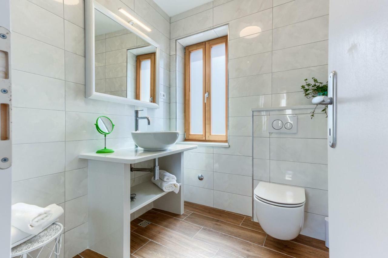 One-Bedroom Apartment,782474478:JPEG