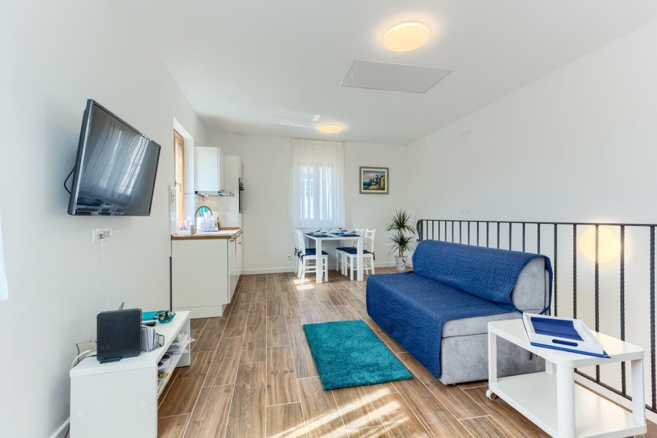 One-Bedroom Apartment,782467827:JPEG