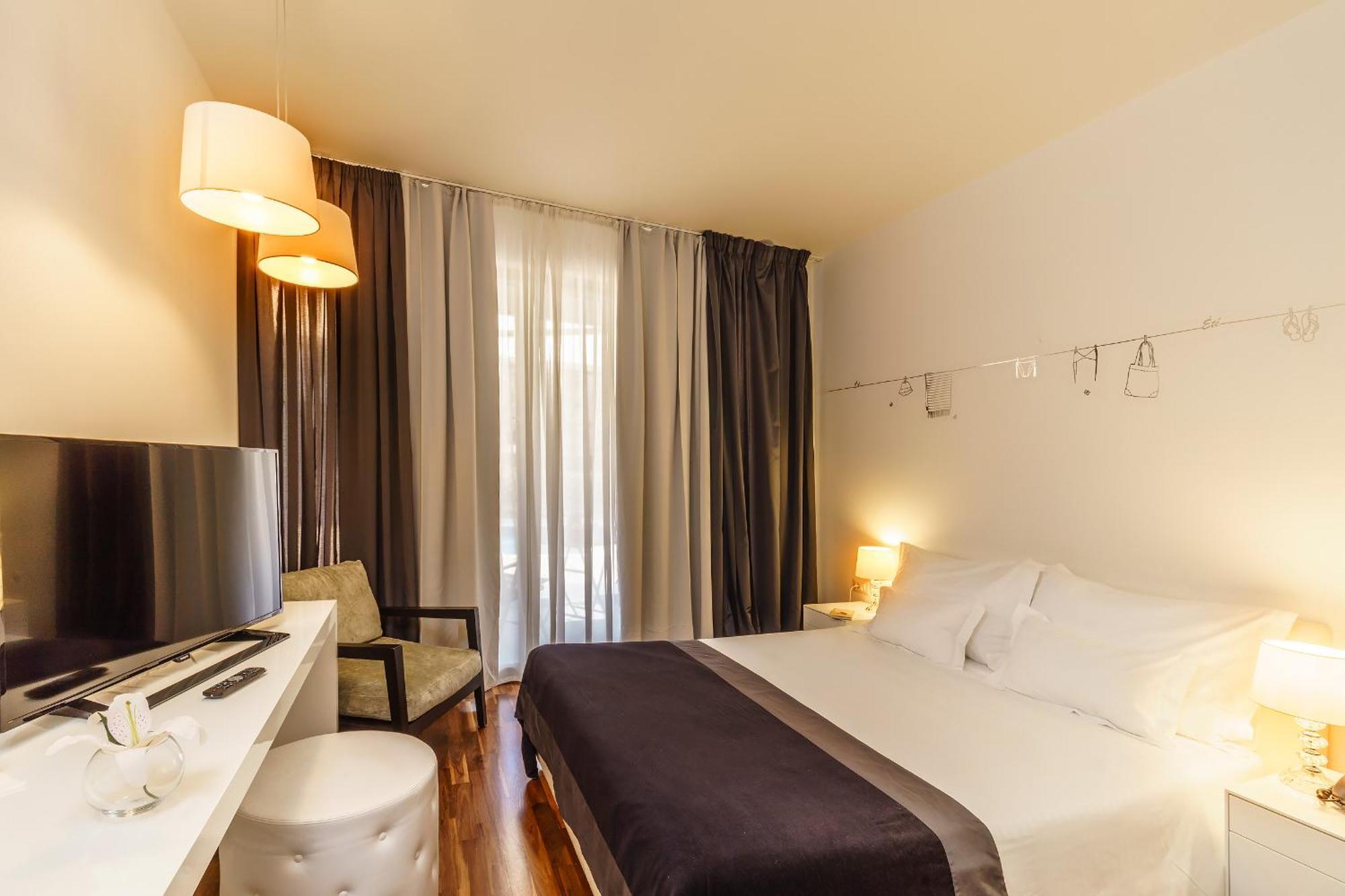 Chambre Double avec Terrasse - Vue sur Piscine