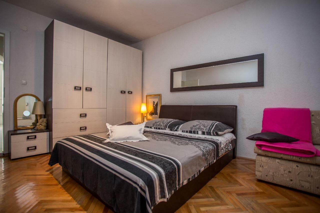 Deluxe One-Bedroom Apartment