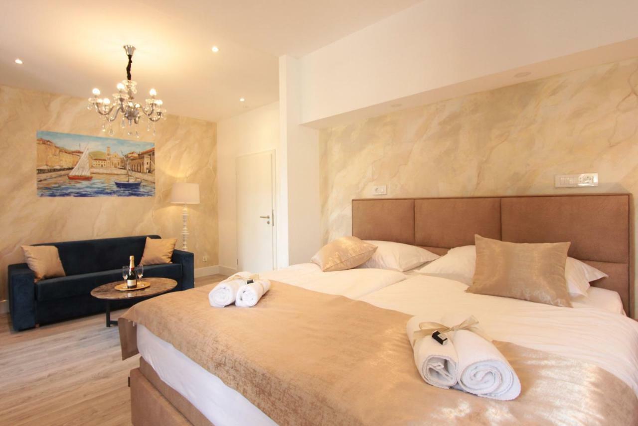 Deluxe Double Room with Balcony,857874866:JPEG