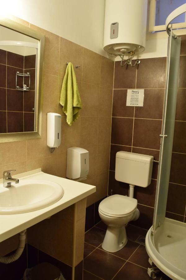 Posto Letto in Dormitorio Misto con 8 Letti