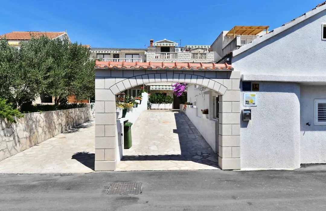 Villa Senjkovic - Apartments With Balcony And Sea View-1