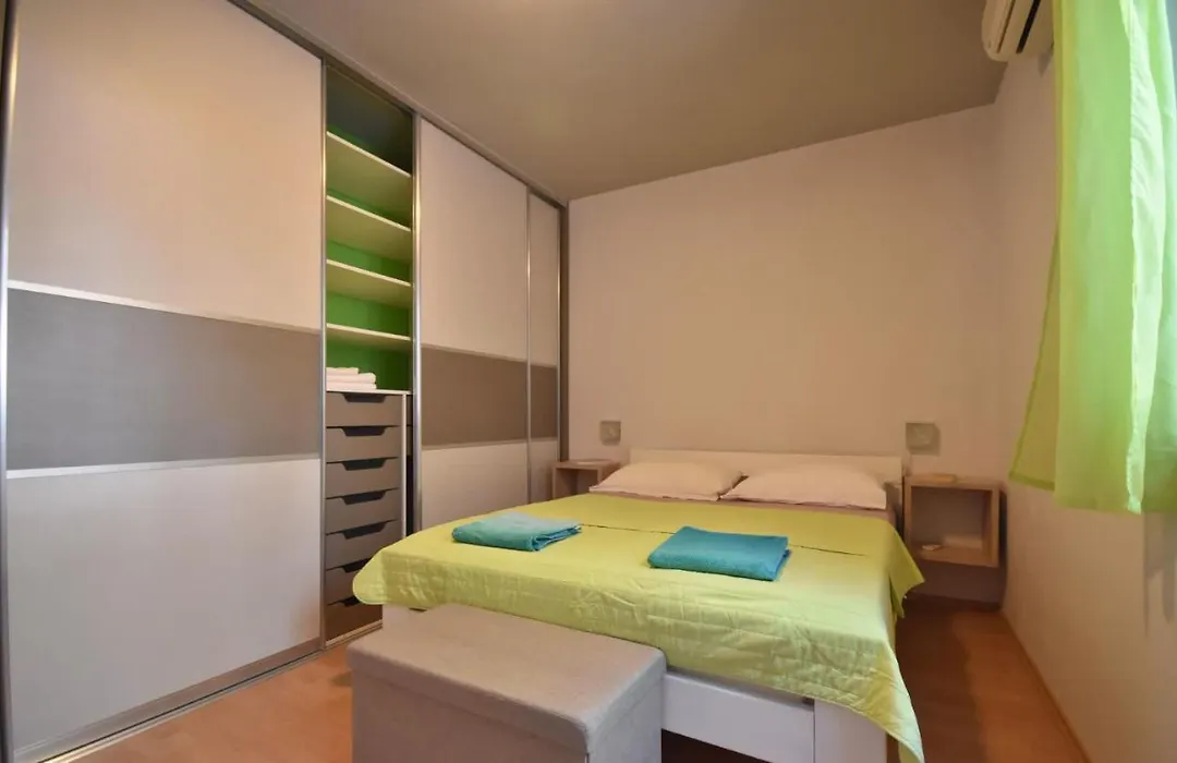 Room 4 Two-1