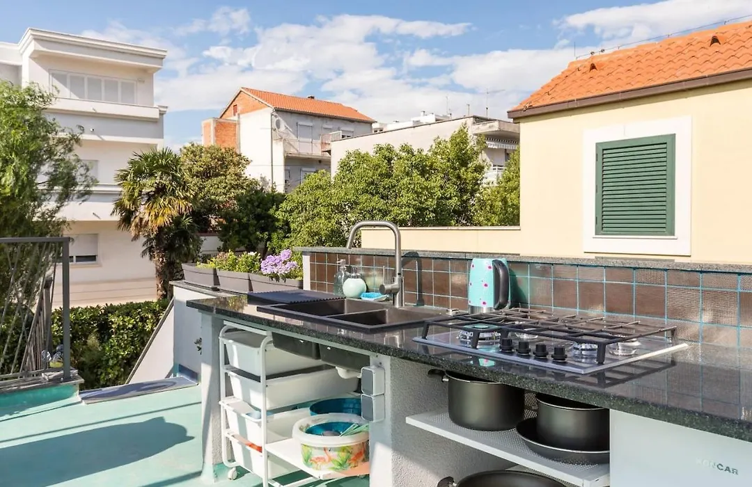 Sleeps 8 Pet Friendly Garden & Roof Terrace-1