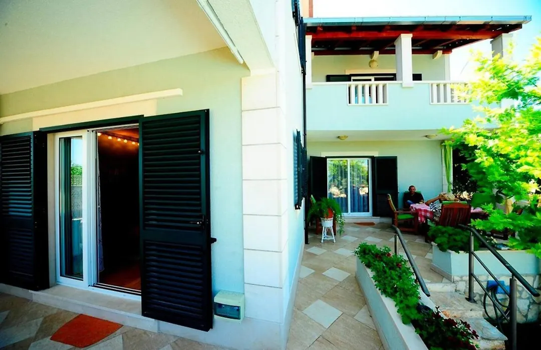 4 Bed Villa Sleeps 9 - Pool Pets Garden Parking-1