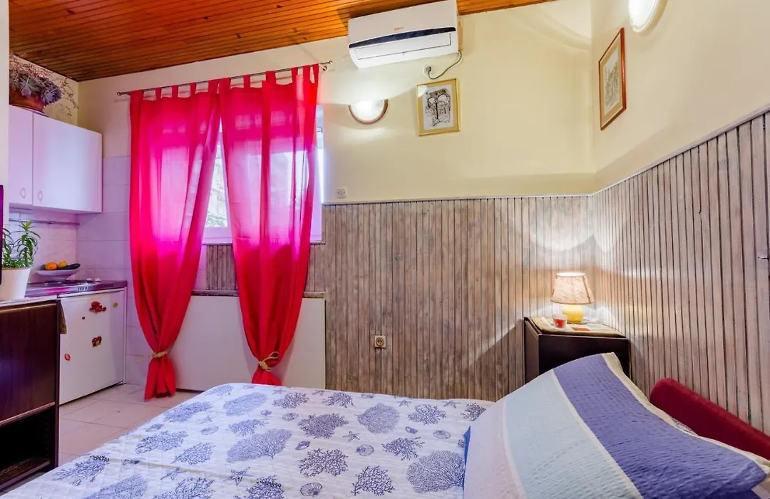 Studio Apartment Silvana St-1