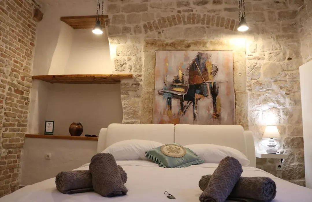 Studios Kadena Trogir - 18Th Century Stone House-1