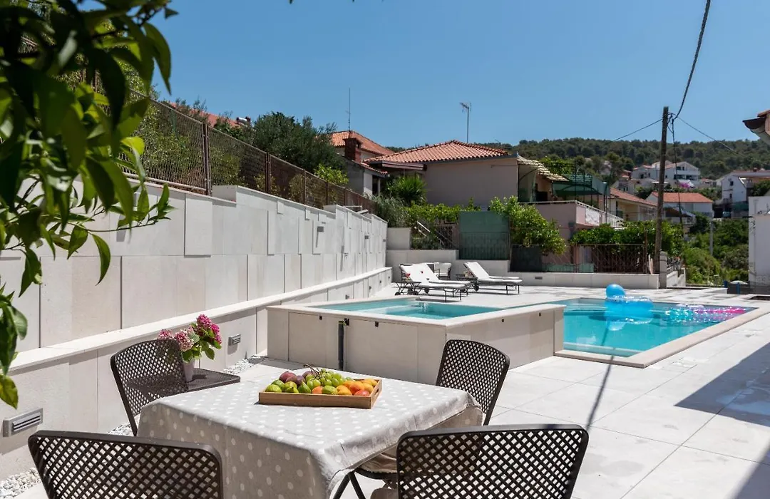 Apartment Villa Lavandula - Swimming pool view-1