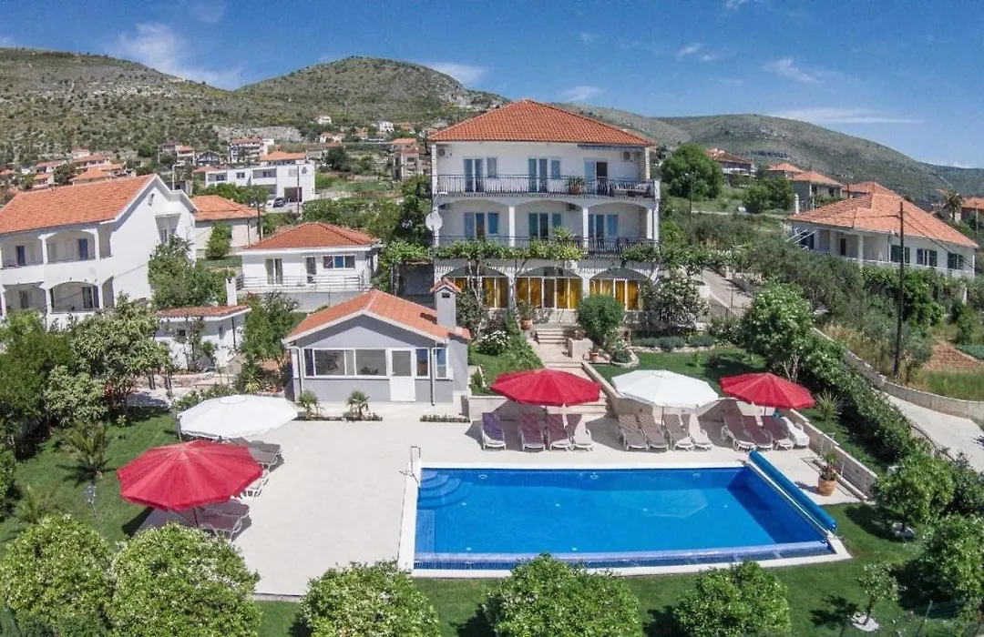 Separates Ferienhaus Mit Grosser Terrasse-1