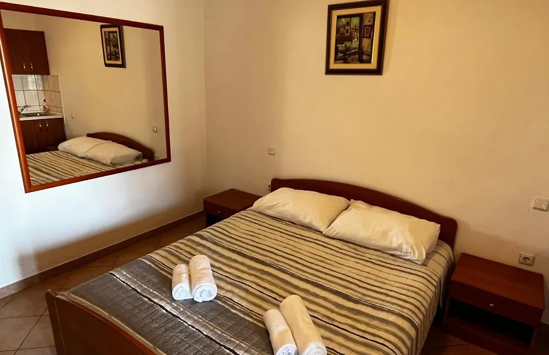 Romantic Studio Apartment-1