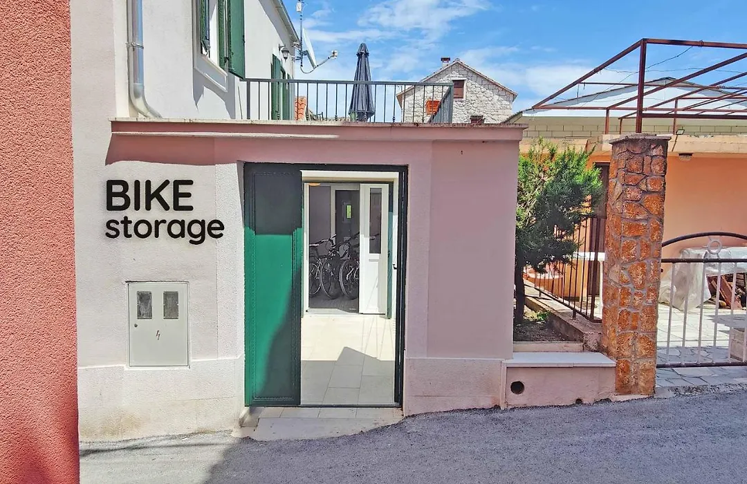 Zlatin Dvor - Apartments For 3, Terrace, Trogir Center, Beach At 5-Min, Bike Friendly-1