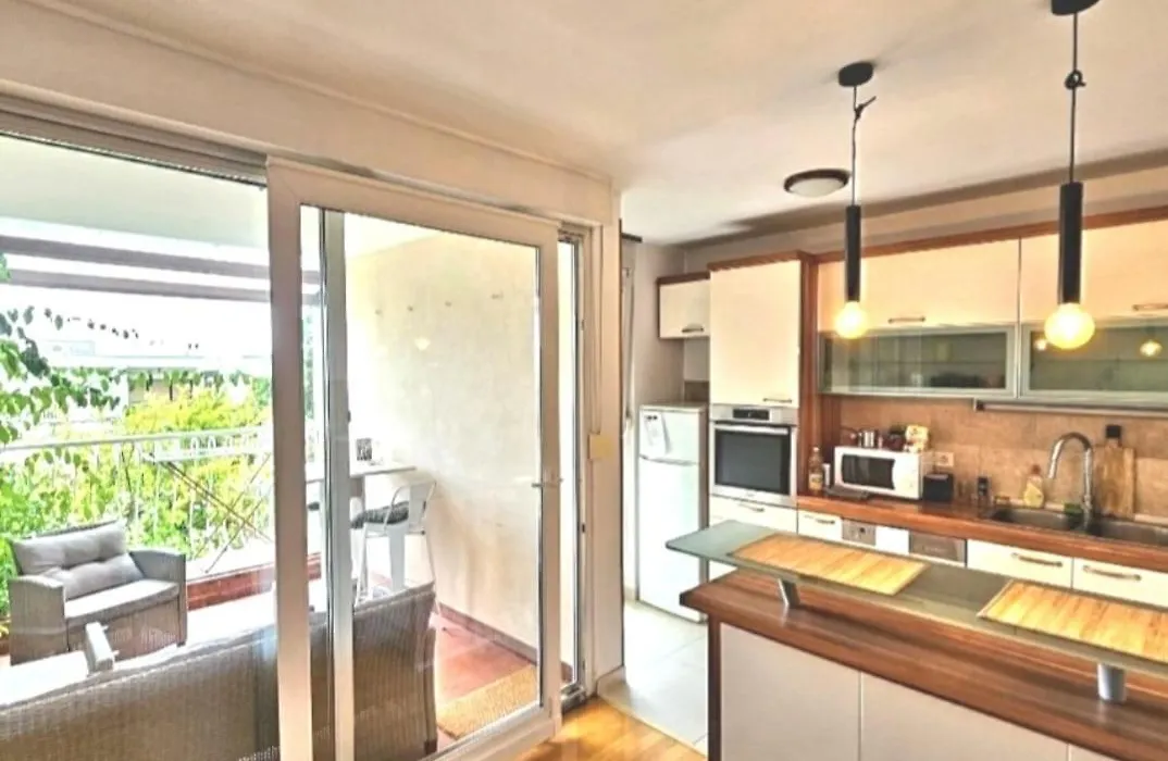 Beautiful Spacious Apartment Close To Beach-1