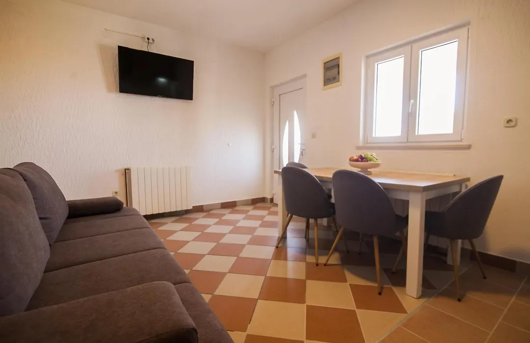 Domus Apartments - Free Private Parking-1