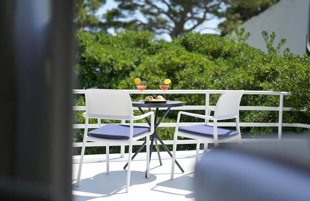 Aurora Beachfront Luxury Rooms&Suites-1
