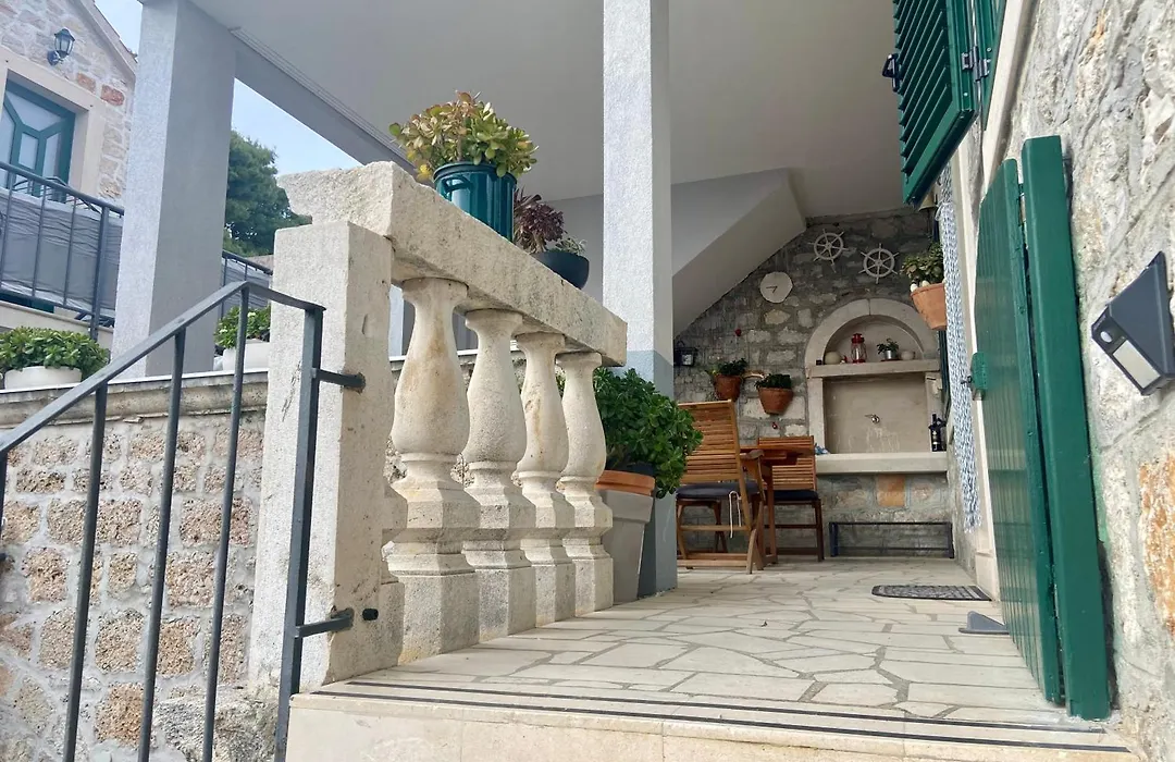 Apartment Simon - Old Stone Charm, Central Bol Life-1