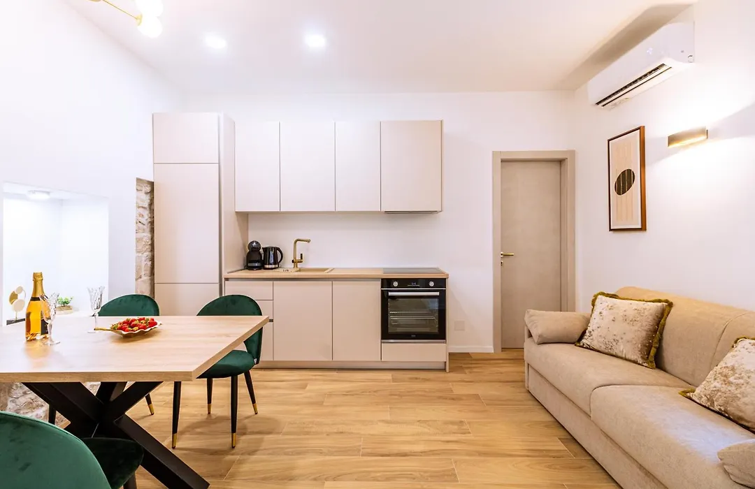 Luxury 2 Bedroom-2 Bathroom Apartment With Rooftop Terrace & Luxury Studio App-1