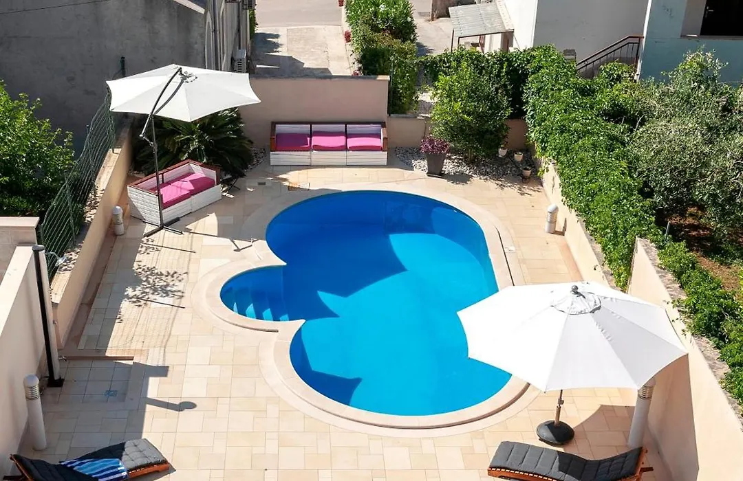 Hektorovic Poolside Apartments-1