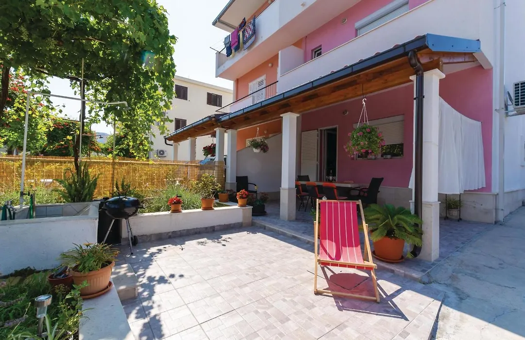 Four-Bedroom Holiday Home In Stobrec-1