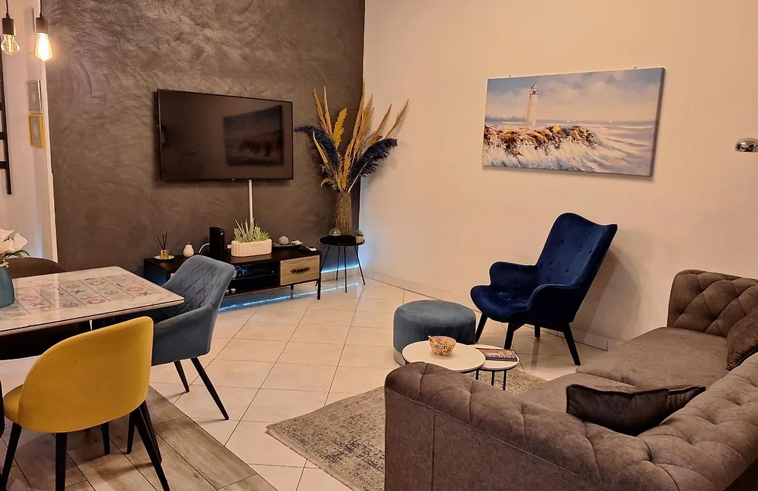 Spacious Apartment Center-1