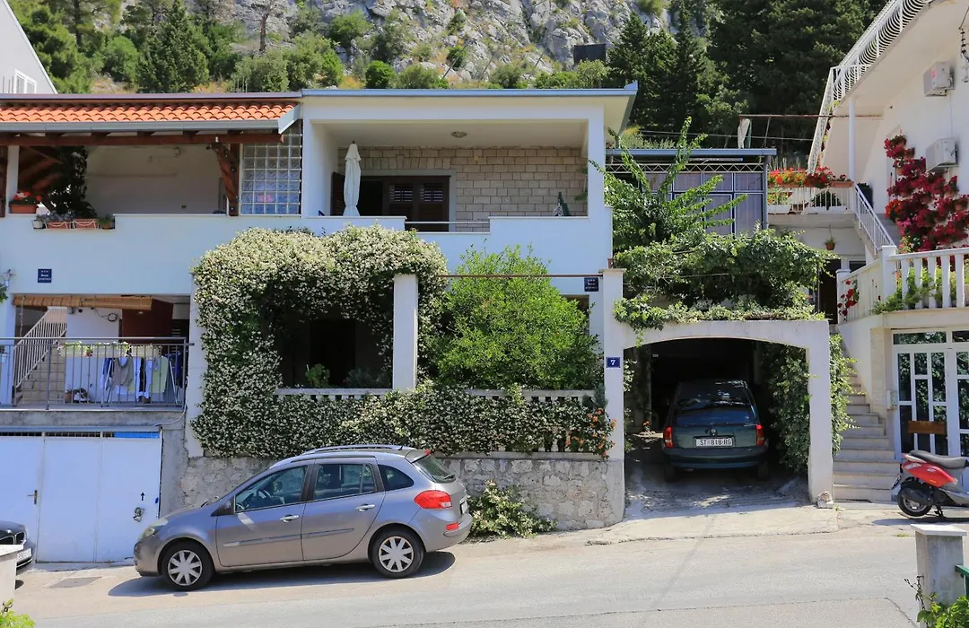 Apartments With Parking Space Omis - 18919-1