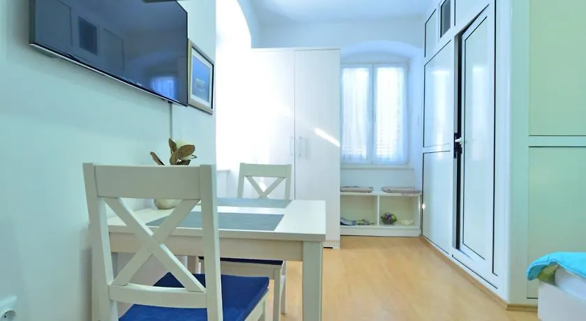 Split Center Room Helena-1