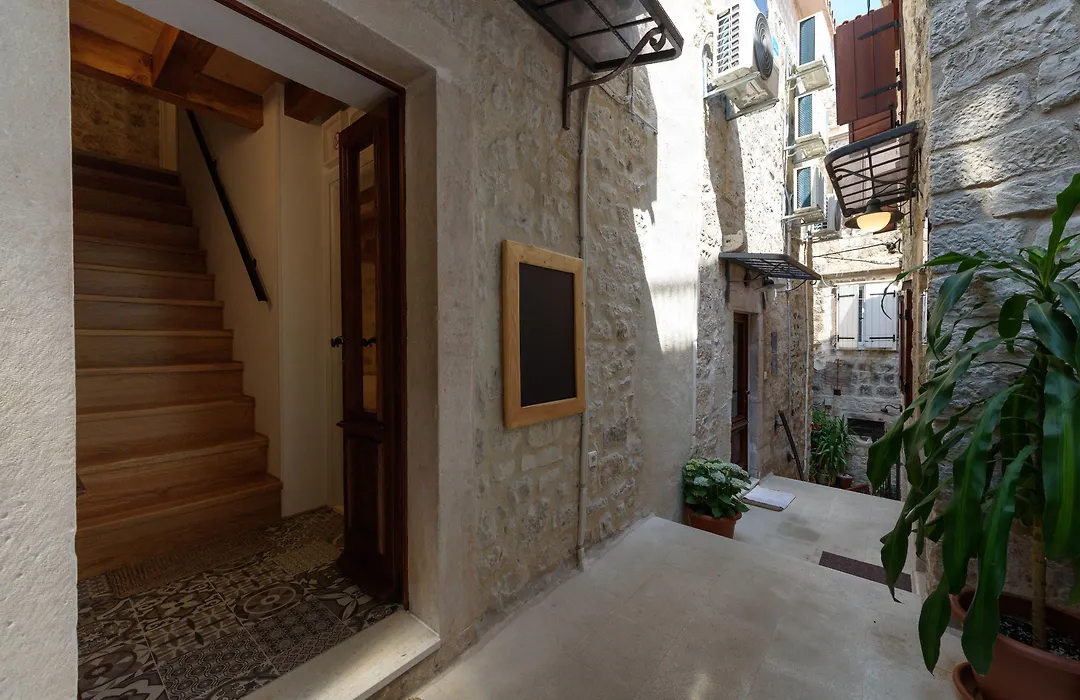 Apartments & Rooms Tiramola - Old Town-1